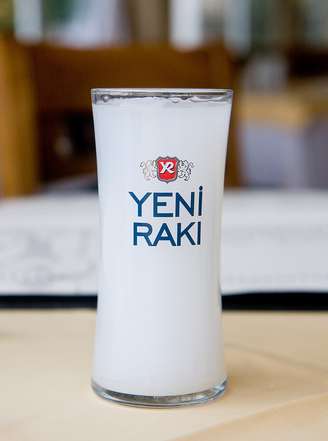 A bebida acompanha mezes e pratos típicos, reforçando o papel do raki na socialização e na gastronomia turca – Wikimedia Commons/Garrett Ziegler