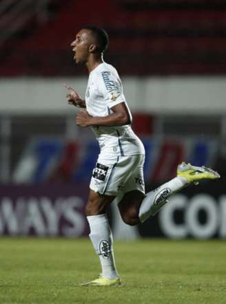 Lucas Braga comemora seu gol na vitória do Santos diante do San Lorenzo (Foto: Natacha Pisarenko / POOL / AFP)