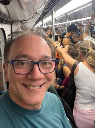 Vocalista do Biquini, Bruno Gouveia compartilha nas redes sociais uma foto sorridente dentro de um vagão do metrô