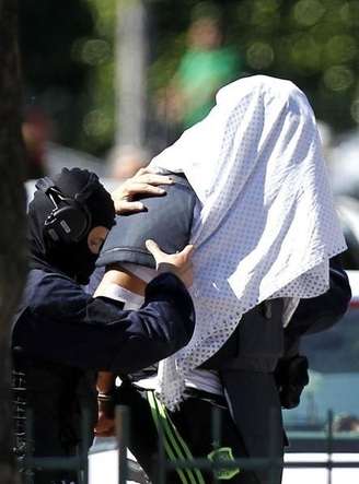 Homem suspeito de realizar ataque a usina de gás na França é levado pela polícia