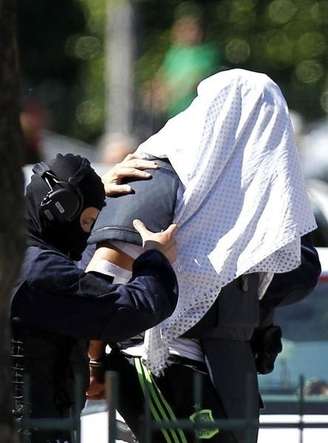 Homem suspeito de realizar ataque a usina de gás na França é levado pela polícia. 28/06/2015