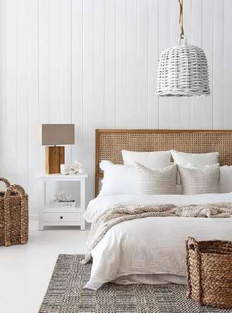 1. Decoração clean para quarto com cabeceira e lustre rústico – Foto: Villa Styling – The Design Villa