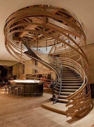 1. A escada caracol de madeira é o grande destaque deste ambiente. Fonte: Line Arquitetura