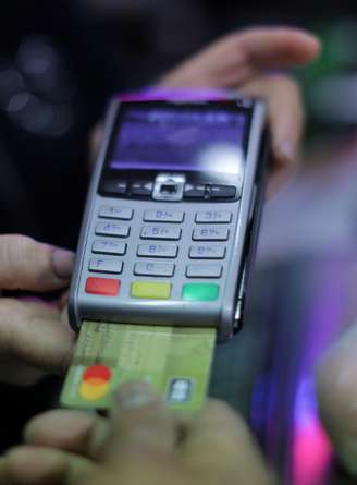 Consumidor usa cartão para pagar compra. 3/4/2019.  REUTERS/Eric Gaillard