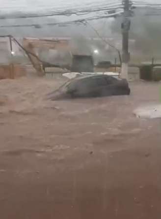 Carros são arrastados por enxurrada em Capão Redondo, SP. Reprodução/TV Globo