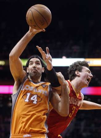 <p>Com atuação decisiva do esloveno Goran Dragic e a presença de Luis Scola, o Phoenix Suns venceu o Houston Rockets por 107 a 105; veja fotos da rodada de sábado da NBA</p>