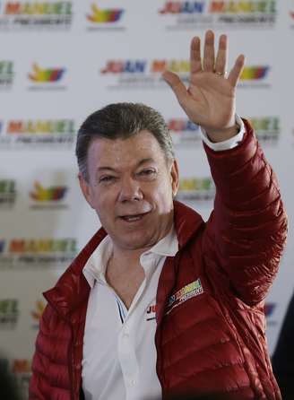 <p>Juan Manuel Santos, favorito para as eleições presidenciais de 25 e maio está no centro de investigações da Procuradoria Geral, que analisa se sua campanha foi realizada com financiamento irregular</p>