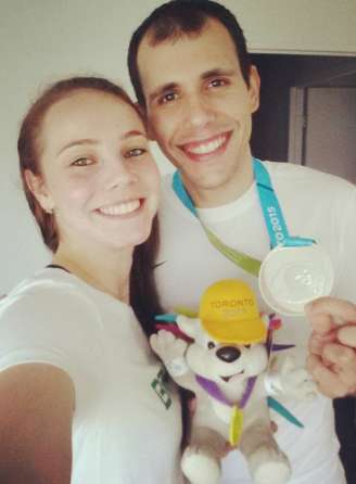 Angélica tieta namorado após medalha de prata no badminton