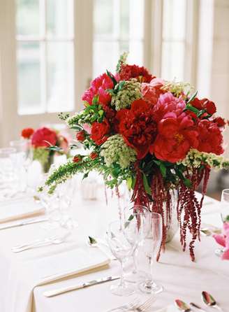 1. Arranjo de flores vermelhas decorando a mesa de jantar – Foto: Elizabeth Anne Designs