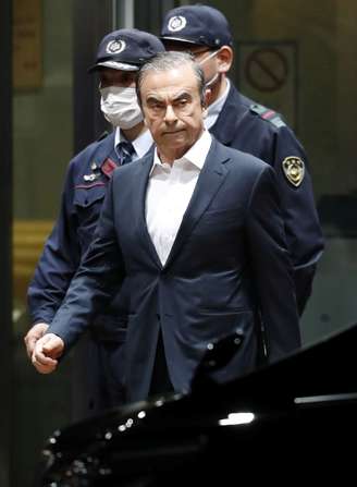 O ex-presidente da Nissan Motor Carlos Ghosn deixa a Casa de Detenção de Tóquio, Japão. 25/04/2019. Crédito obrigatório Kyodo/via REUTERS