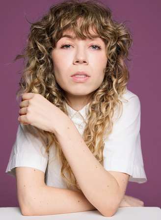 Jennette McCurdy lança seu segundo livro, o primeiro de ficção,' Metade da Idade Dele'.