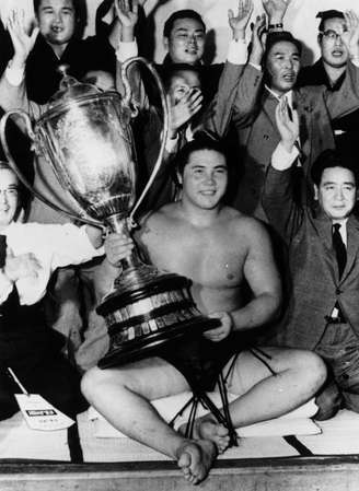 Em foto de 1961, Taiho Koki, então com 21 anos de idade, exibe troféu após vencer a Copa do Imperador