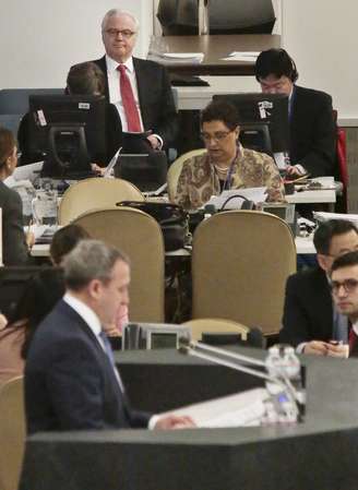<p>Embaixador russo, Vitaly Churkin, à direita, participa da Assembleia Geral na sede da Organização das Nações Unidas, nesta quinta-feira, 27 de março</p>