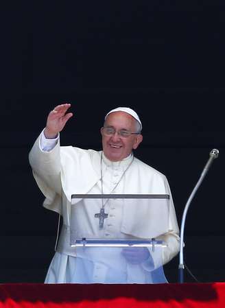 <p>O papa Francisco acena para os fieis durante missa dominical na Praça São Pedro, no Vaticano, em 6 de julho</p>