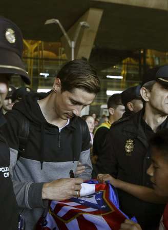Fernando Torres chega em Madrid e atende fãs