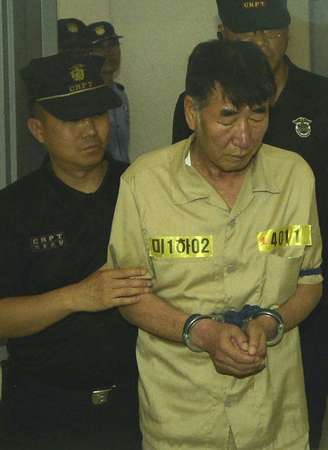 <p>Lee Joon-seok, capitão da balsa naufragada, chega a um tribunal em Gwangju, em 10 de junho</p>