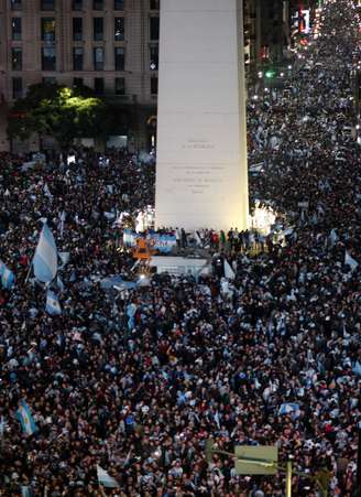 Milhares de argentinos festejaram a vitória e a independência na praça da República, em Buenos Aires, junto ao Obelisco