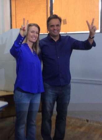 <p>Após votar, candidato posa ao lado da esposa, Letícia Weber</p>