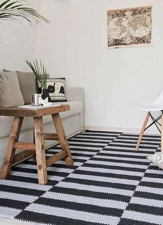 1. O tapete de crochê para sala preto e branco é um dos modelos mais usados – Foto: Decoração de Casa