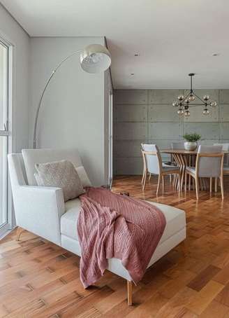 1. Sala com chaise longue e manta cor de rosa – Foto Bianchi Lima e Arquitetura