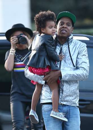 Beyoncé e Jay-Z passeiam com filha em Paris 