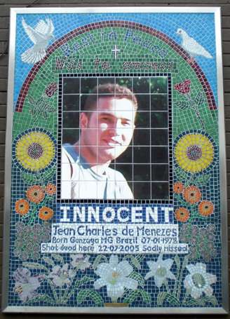 Memorial de Jean Charles na entrada da estação de metrô de Stockwell, em Londres, onde foi morto pela polícia britânica