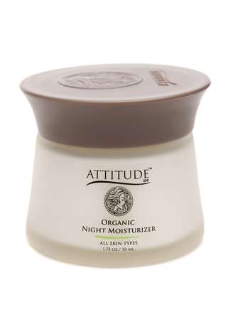 Hidratante Organic Night Moisturizer, desenvolvido para os cuidados com a pele durante a noite. Feito à base de extrato de semente de uva, é um antioxidante natural que promete revitalizar as células e desacelerar o processo de envelhecimento da pele do rosto. Da Attitude. Por R$ 289. SAC: (11) 3192-3916