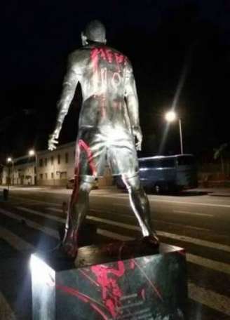 Estátua de Cristiano Ronaldo aparece pichada com nome de Messi 