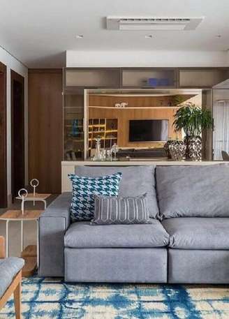 1. Tipos de sofás cinza para sala de TV decorada com tapete azul mesclado – Foto: Yandex