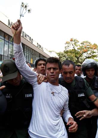 O líder da oposição, Leopoldo Lopez, é detido pela Guarda Nacional Bolivariana, em Caracas, Venezuela, em 18 de fevereiro de 2014