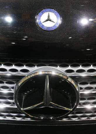 Imagem mostra logotipo da Mercedes Benz incorporado em carro.