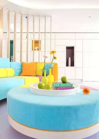 1. Decoração de sala colorida em candy colors – Foto: Archidea