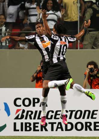 <p>Jô e Ronaldinho comemoram gol do Atlético-MG no primeiro tempo da vitória sobre o São Paulo</p>