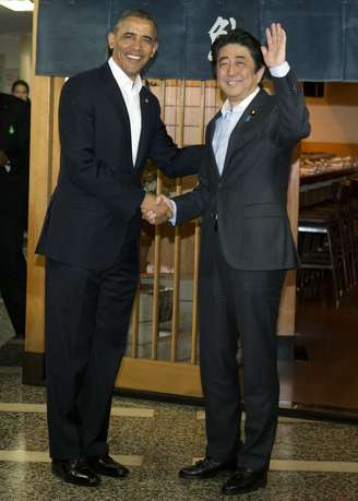<p>O presidente Barack Obama e o primeiro-ministro japonês, Shinzo Abe, se cumprimentam antes de jantar em um restaurante de Tóquio, neste 23 de abril</p>