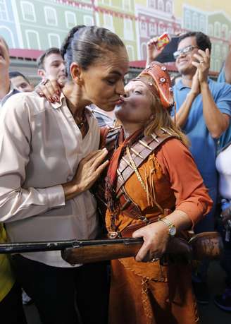 <p>Marina Silva recebe beijo de mulher durante visita ao Centro de Tradições Nordestinas, em São Paulo</p>