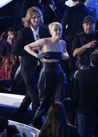 Miley Cyrus deixa palco com Jesse no MTV Video Music Awards no último dia 25.
