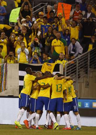 <p>Ainda sem Elias em campo, Brasil festeja gol da vitória contra Equador</p>