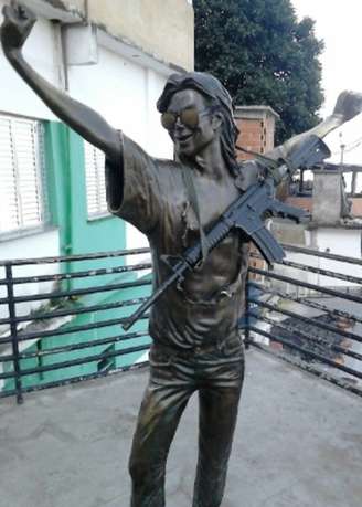 Estátua de Michael Jackson com fuzil 