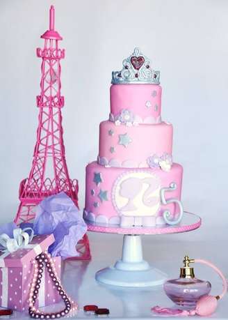 1. Bolo de festa da barbie com decoração paris – Por: Pinterest