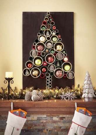 1. Árvore de Natal na parede feita com tubos de pvc. Fonte: Pinterest