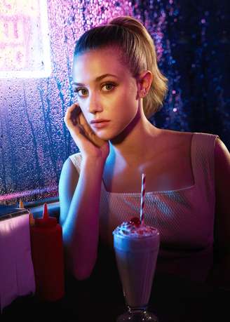 Lili Reinhart fecha contrato de exclusividade com a Amazon