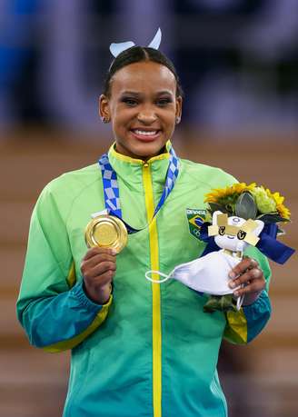 Rebeca Andrade posa com a medalha de ouro