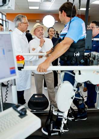 Lula visita o hospital do Hospital de Amor de Barretos junto ao ministro da Saúde, Alexandre Padilha
