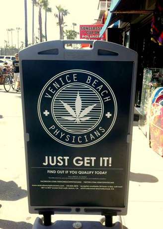 "É só pegar", diz placa em uma rua de Los Angeles sobre a droga