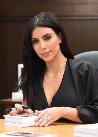 Kim Kardashian tirou a quinta-feira (7) para lançar seu livro Selfish em uma livraria de Los Angeles