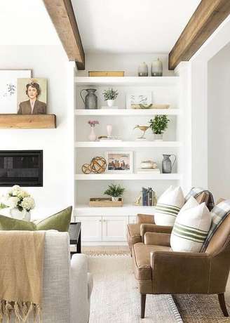 1. Objetos de decoração para estante de sala branca planejada com poltronas de couro marrom – Foto: Sout and Nimble