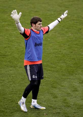 Treinamento do Real Madrid reúne cerca de sete mil pessoas neste domingo. Ovacionado pelos fãs, goleiro Iker Casillas agradece o carinho