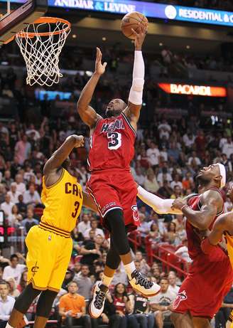 Dwyane Wade pontua a favor do Miami Heat para ajudar a melhorar série invicta