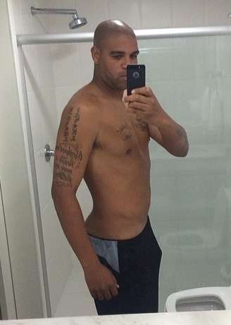 Adriano exibiu perfil mais esguio em foto postada no Instagram nesta quinta-feira