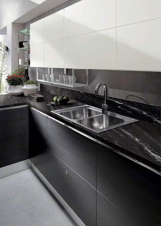 1. Cozinha com mármore preto e armários da mesma cor – Foto Revista Vd